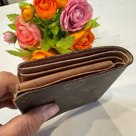 Authentic Louis Vuitton men’s wallet - Picture 3 of 12